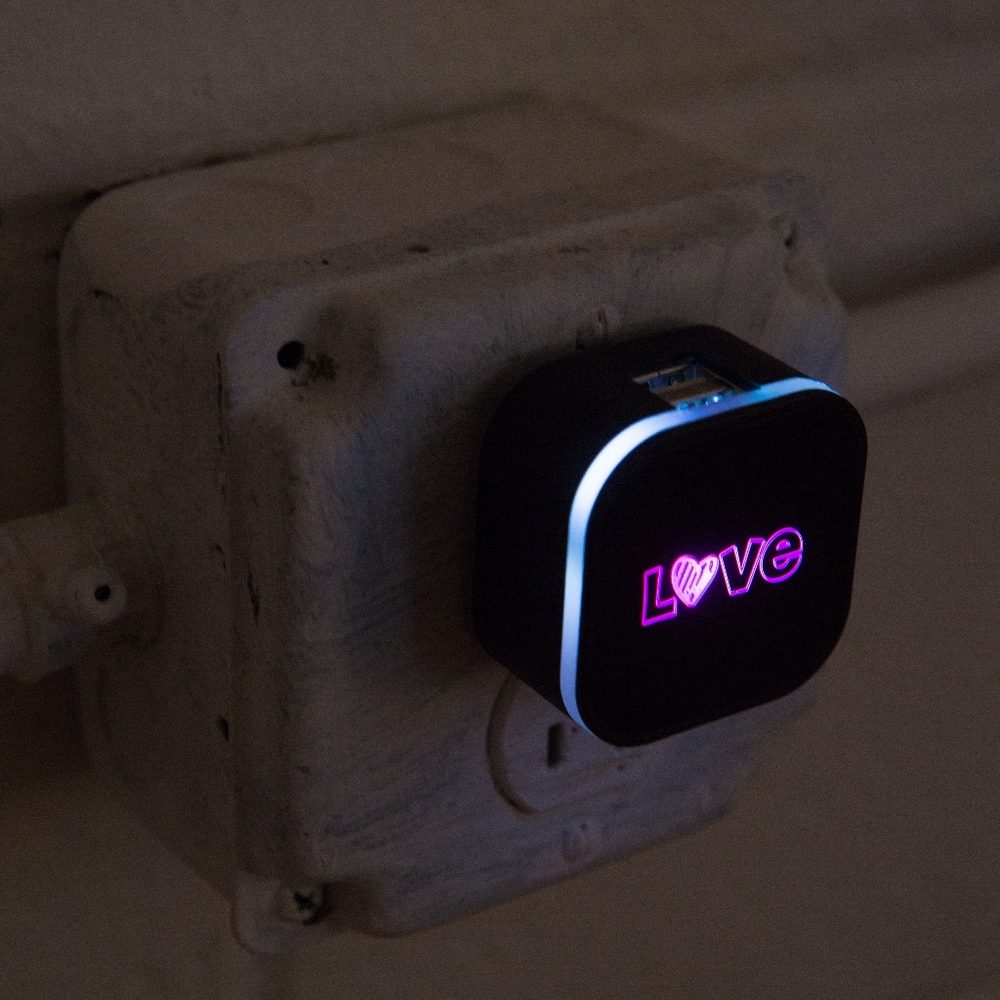 NWT LED iPhone Charger Cube! Glows! LOVE (Pink) - Picture 3 of 3